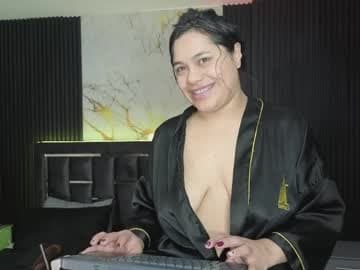 issafoxx live cam on chaturbate
