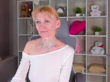 julie_lucasss live cam on chaturbate